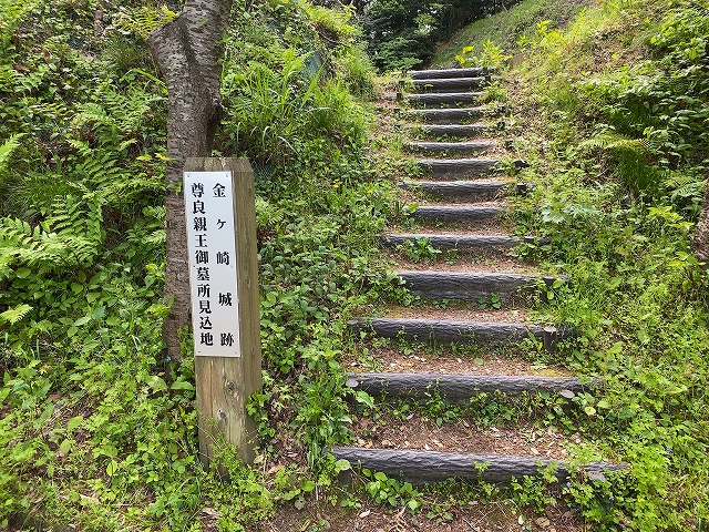 金ヶ崎城跡　墓所入口