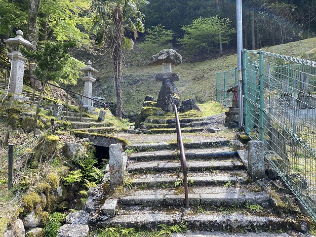 熊川城跡　白石神社石灯籠