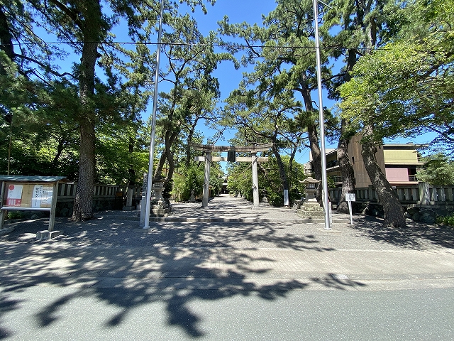 浜松八幡宮　境内入口