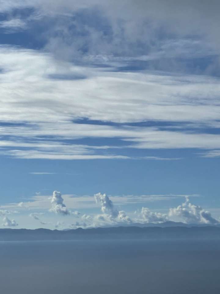 眺める佐渡と頭上に広がる雨雲