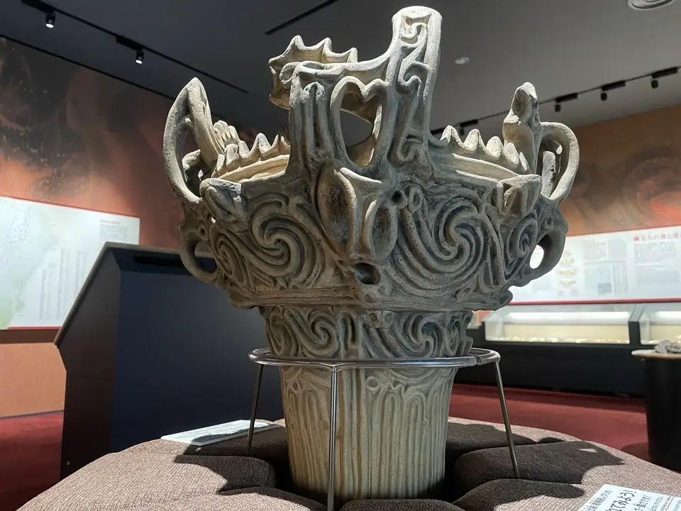 十日町市博物館に展示されている国宝・火焔型土器の高精細レプリカ