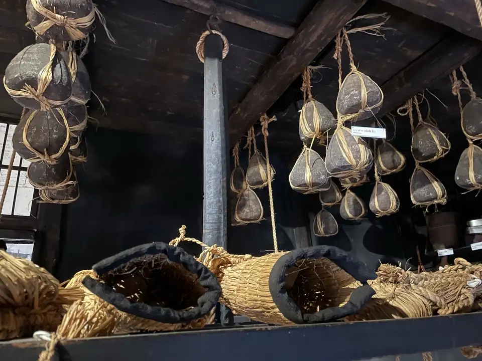 炉棚で乾かし中の藁靴や味噌玉