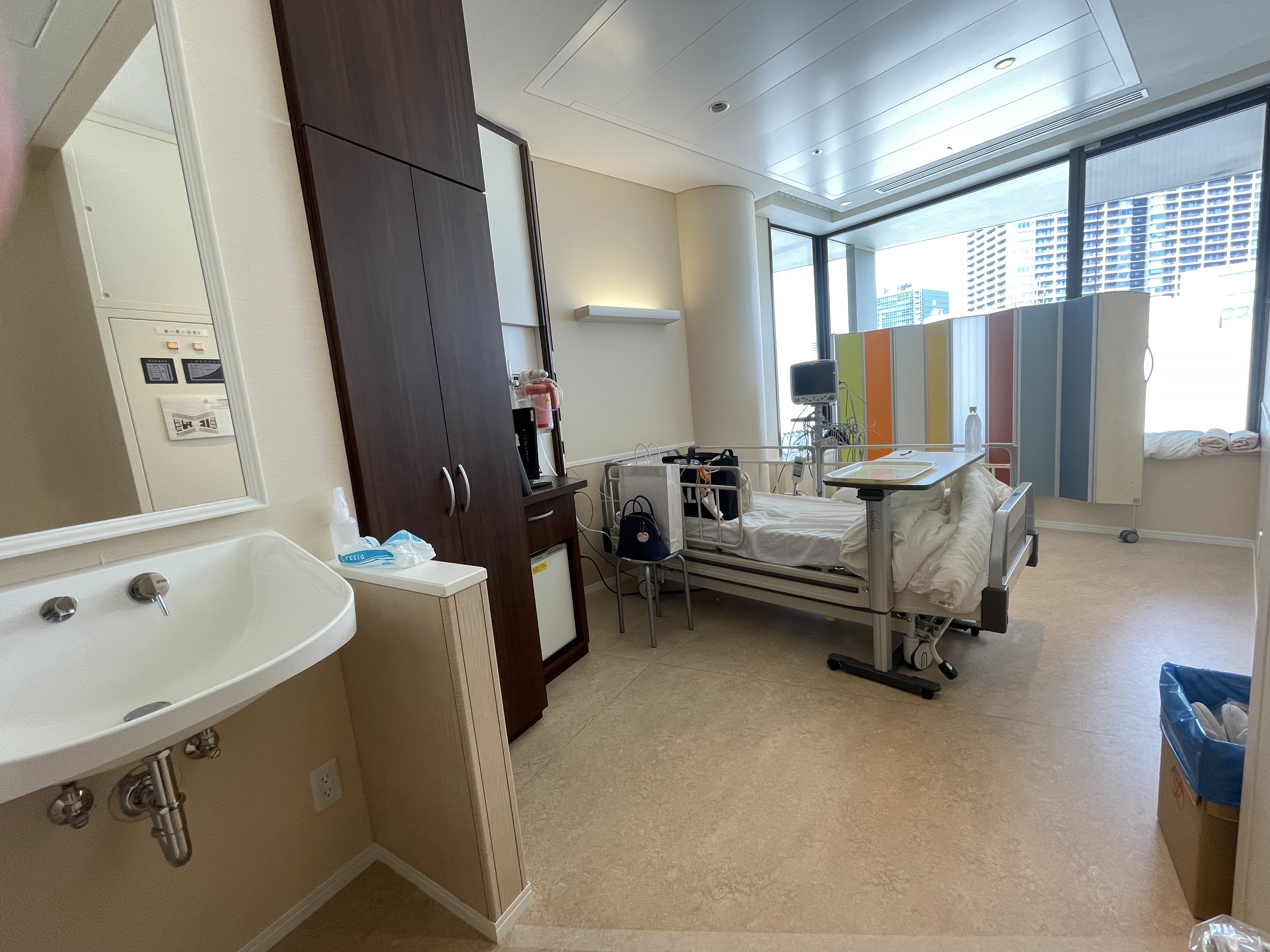 コロナ感染した臨月の妊婦が緊急出産した愛育病院の病室の画像
