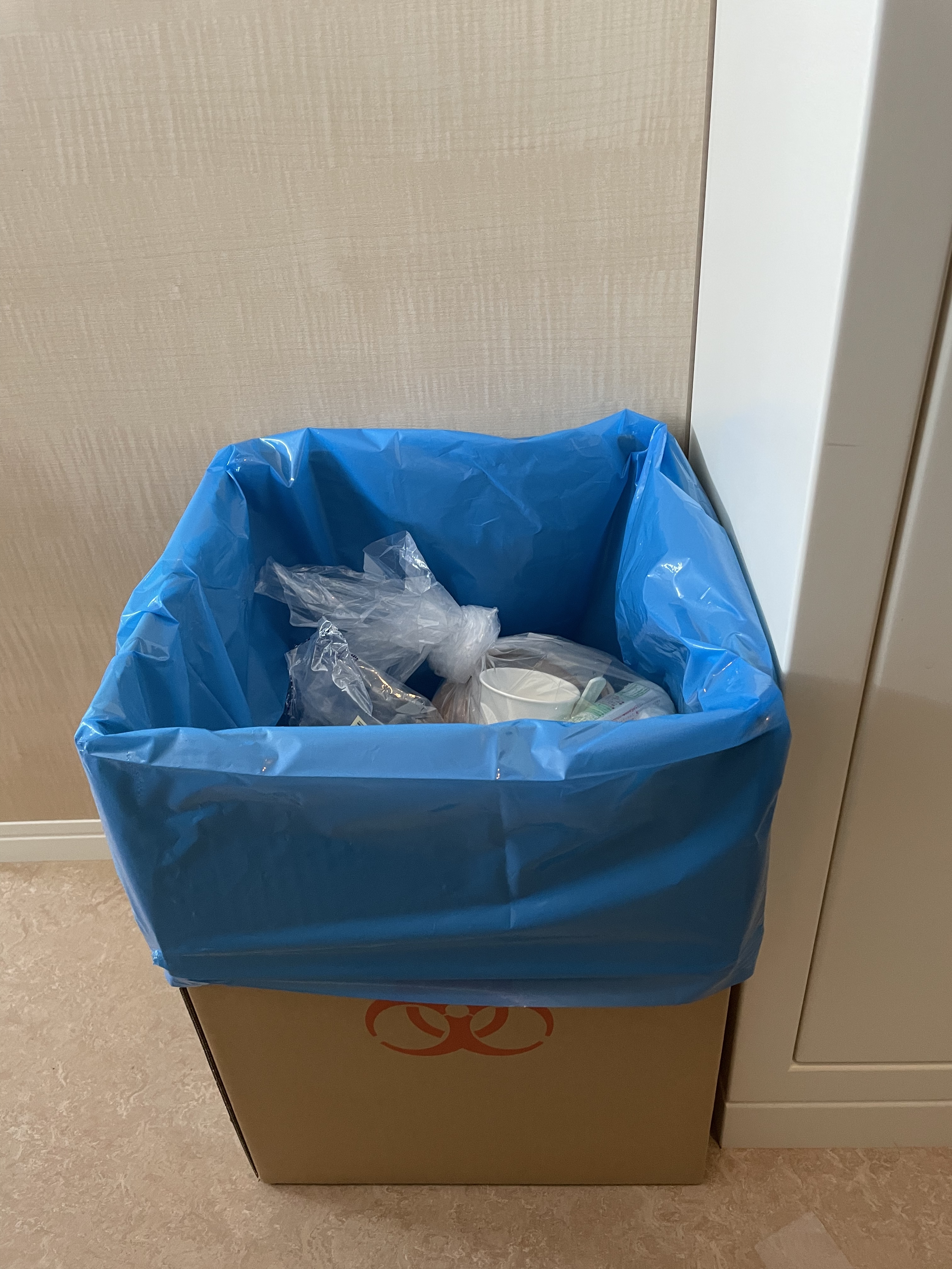 愛育病院のコロナ感染対策のゴミ箱の写真