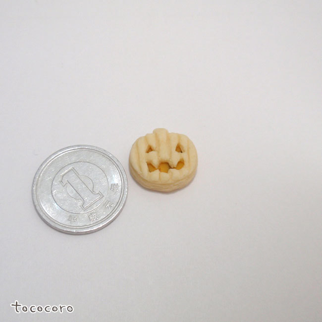 樹脂粘土のミニチュアハロウィンかぼちゃパイ着色前