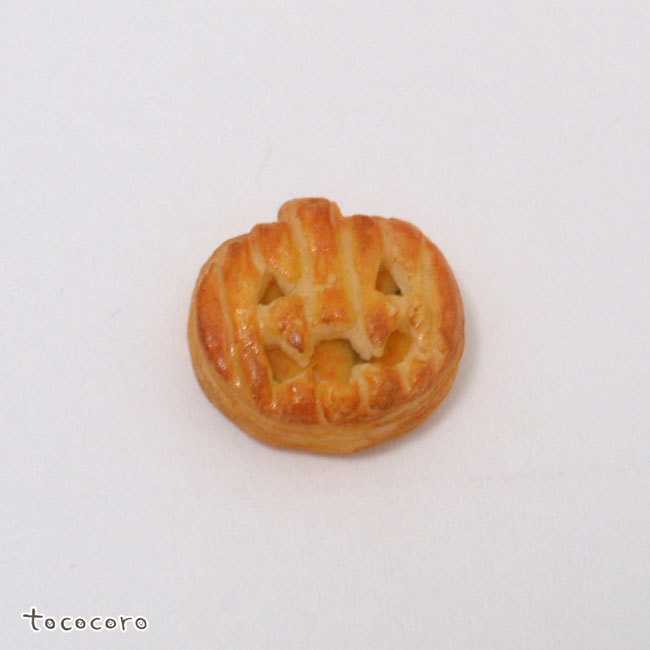 樹脂粘土のミニチュアハロウィンかぼちゃパイ