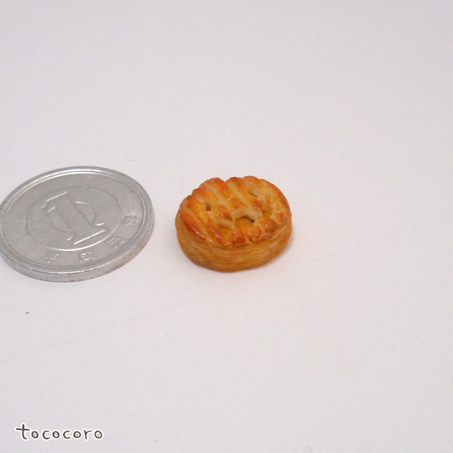 樹脂粘土のミニチュアハロウィンかぼちゃパイ